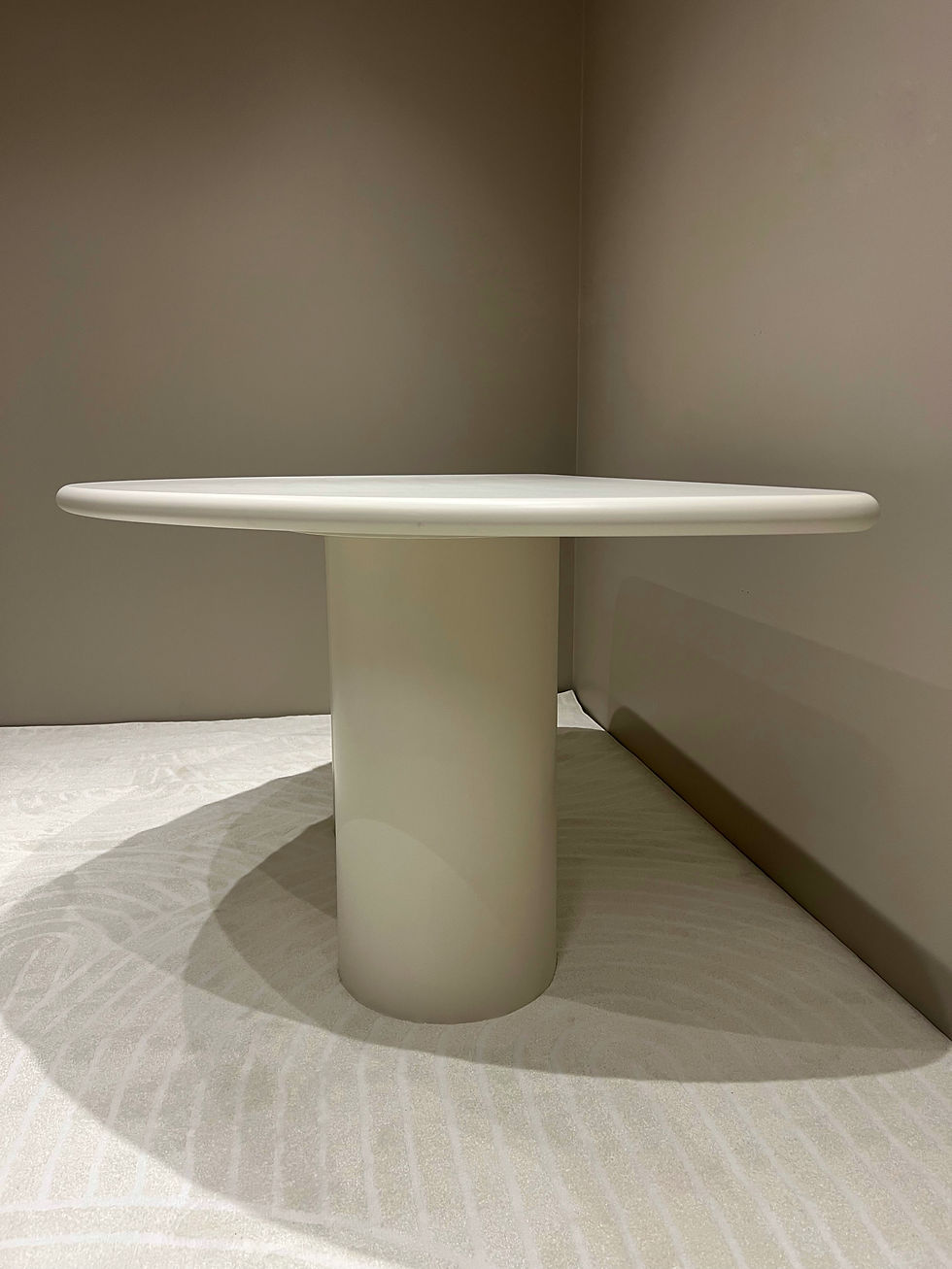 Thumbnail: Semicircular table
