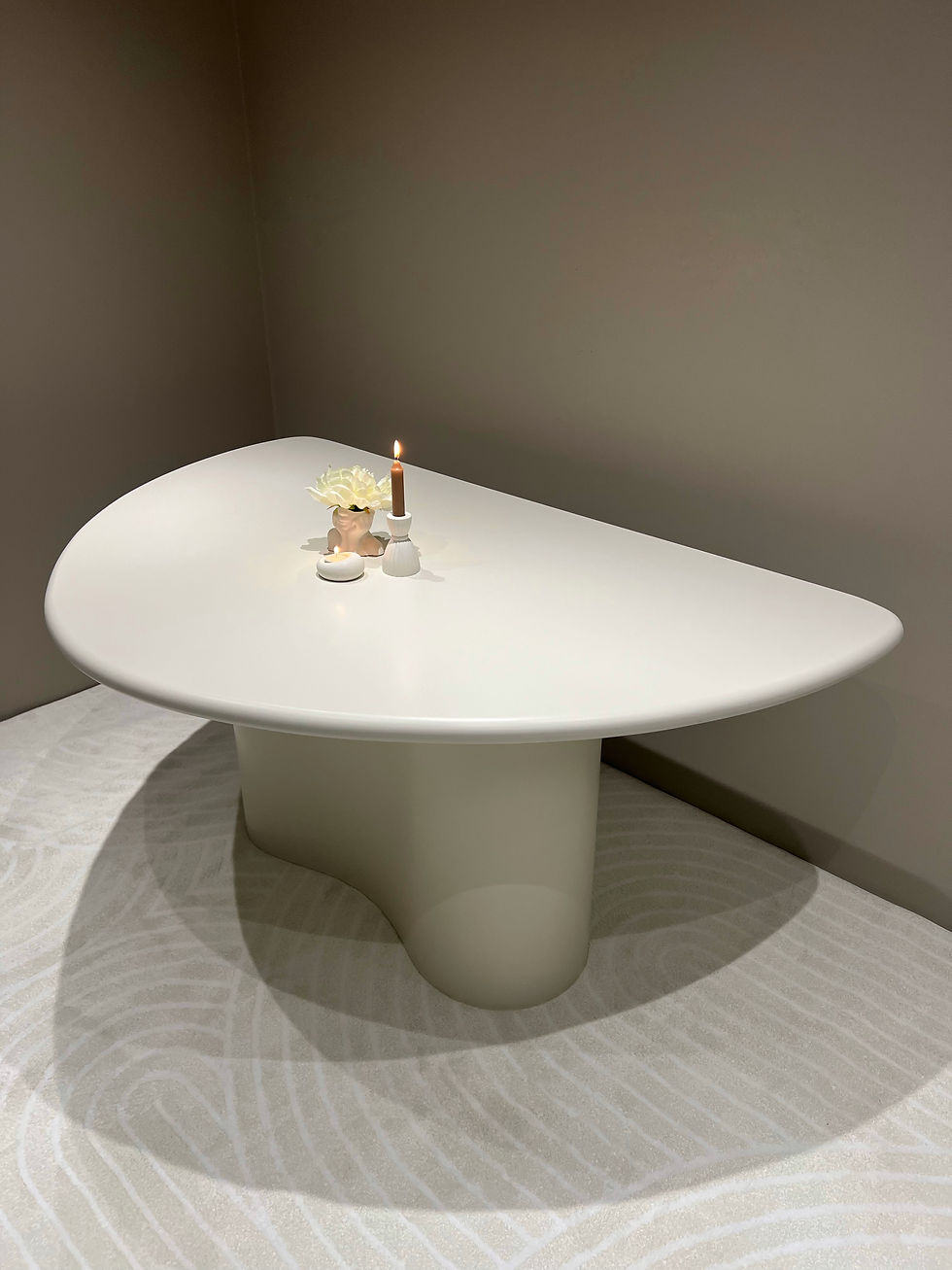 Thumbnail: Semicircular table