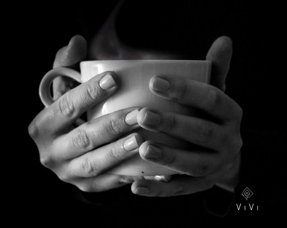 Mani che tengono tazza di te caldo dumante