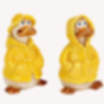 Zwei Deko-Enten in gelber Regenjacke und Regenhut