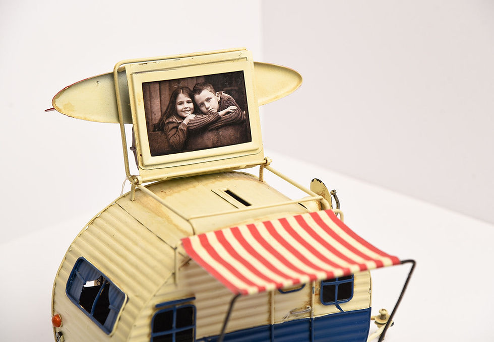 Miniaturbild: Kinderfoto auf nostalgischem Metall-Wohnwagen