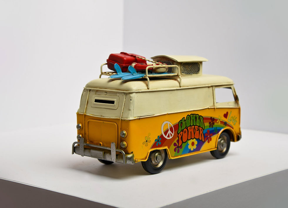 Gelber VW-Bus-Modell, Surfboards auf dem Dach