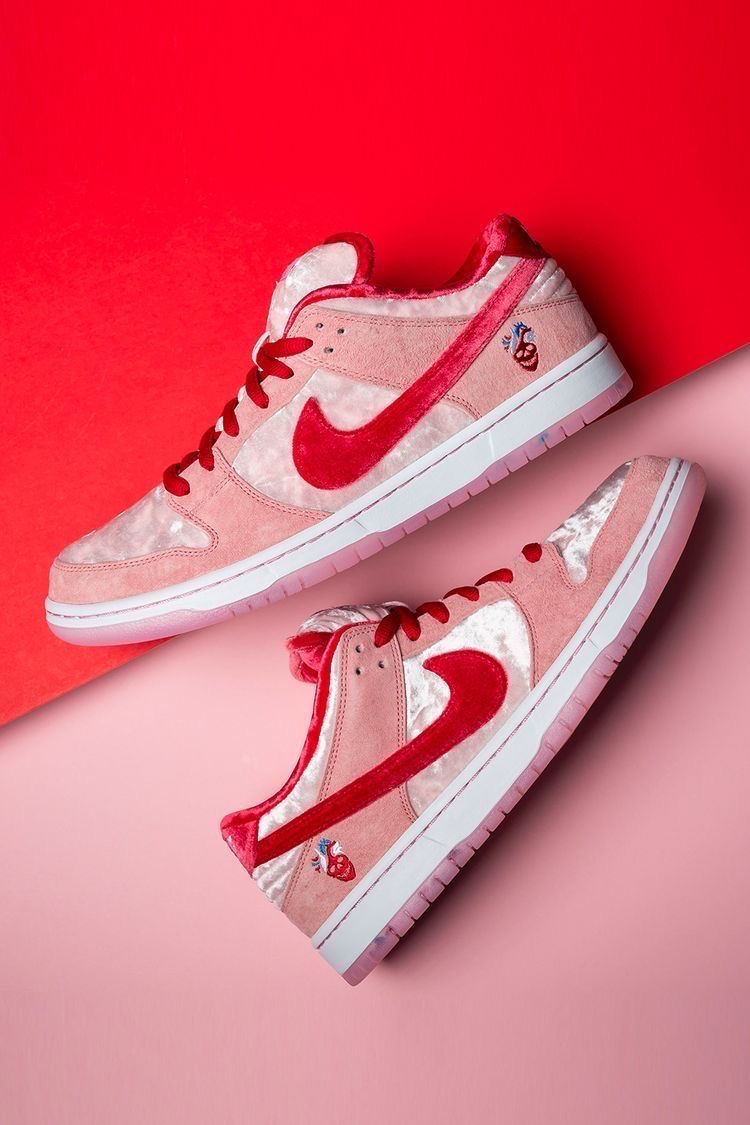 Thumbnail: SB DUNK LOW STRANGE LOVE
