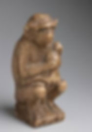 Figurine de femelle cercopithèque avec son petit (N 4100) Stéatite. H. 15 ; l. 6 ; pr. 8 cm Nouvel Empire (1550-1069 avant J.-C.) au plus tard © Musée du Louvre, Dist. RMN-Grand Palais / Christian Decamps