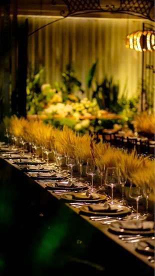 decoração imponente com suntuoso trilho de trigos e uma mesa posta para um jantar de alta gastronomi