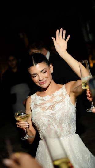 noiva Ana Carolina com seu vestido de alta costura e sua taça vintage contendo champagne chandon