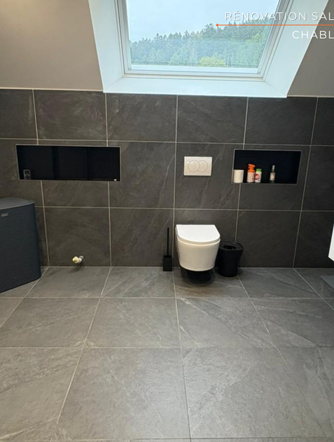 Salle de bains rénovée dans le Chablais avec WC suspendu, niches encastrées et grand carrelage gris effet ardoise – Le Petit Bâtisseur, artisan salle de bains Chablais, vallée d'Abondance et bassin lémanique