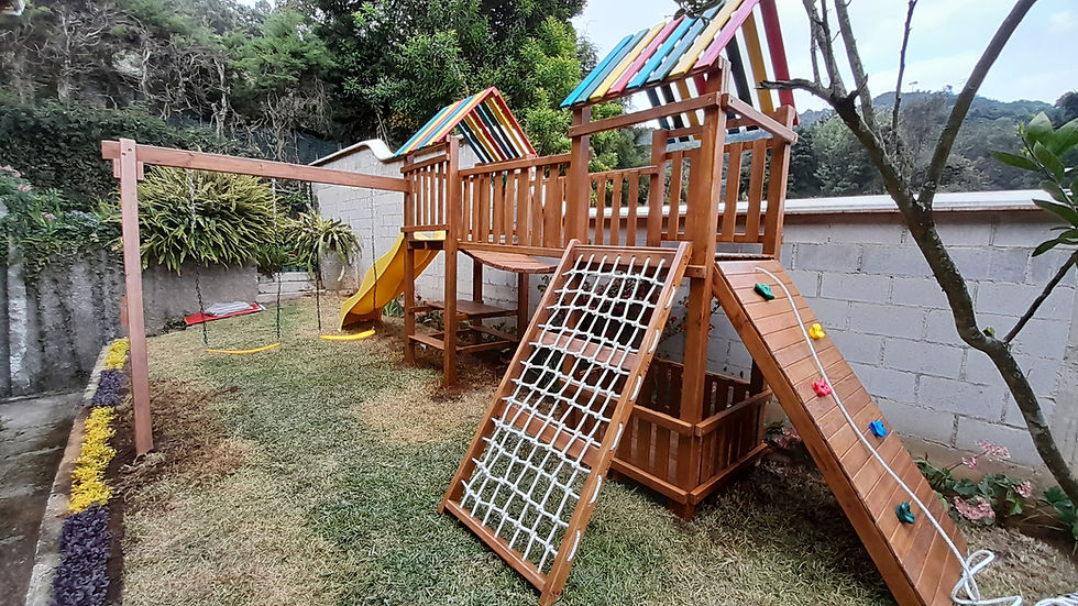 2 torres con puente colgante, techos de madera, mesitas de picnic, subida de lazo y columpios