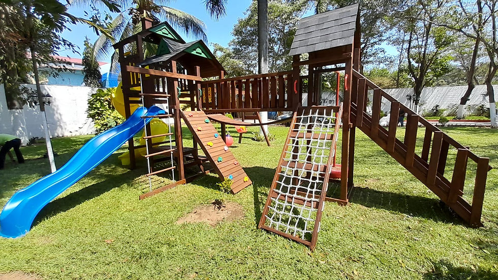 Jungla de 3 torres, puente colgante, resbaladero y tobogan, columpios y tubo de bombero