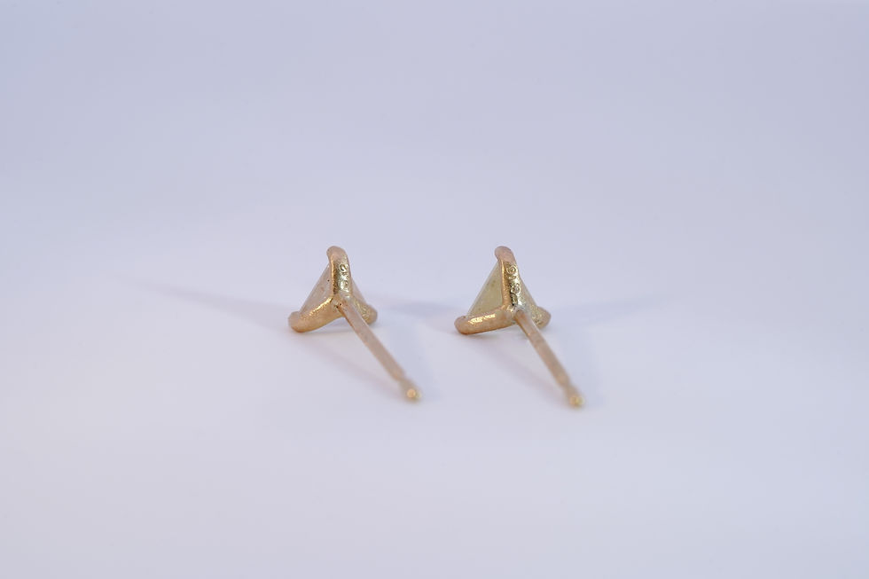 サムネイル： トライアングル ローズカット 天然ダイヤモンド ピアス | K18YG