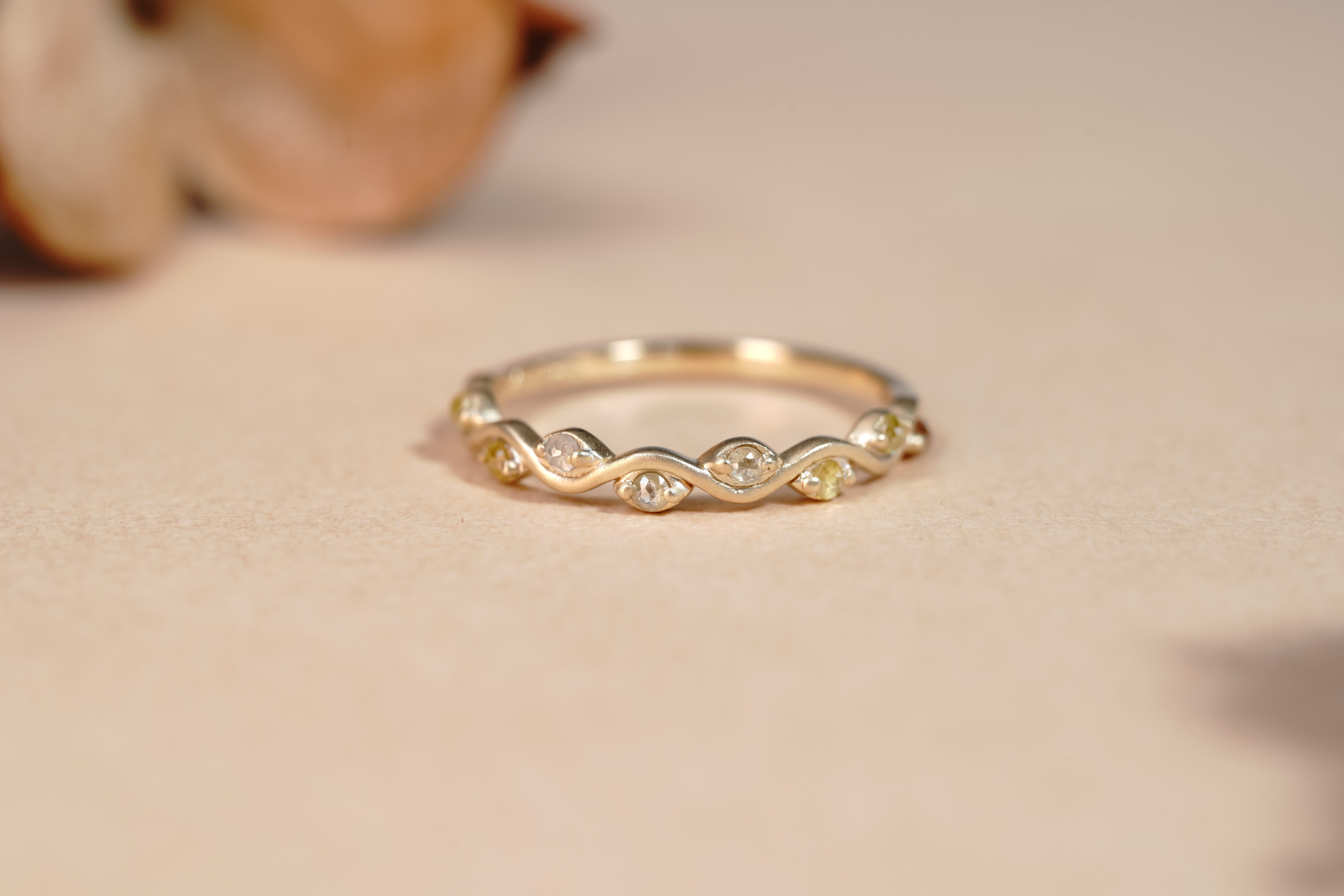 K10YG ”光の曲線”マルチカラー ローズカット 天然ダイヤモンド リング