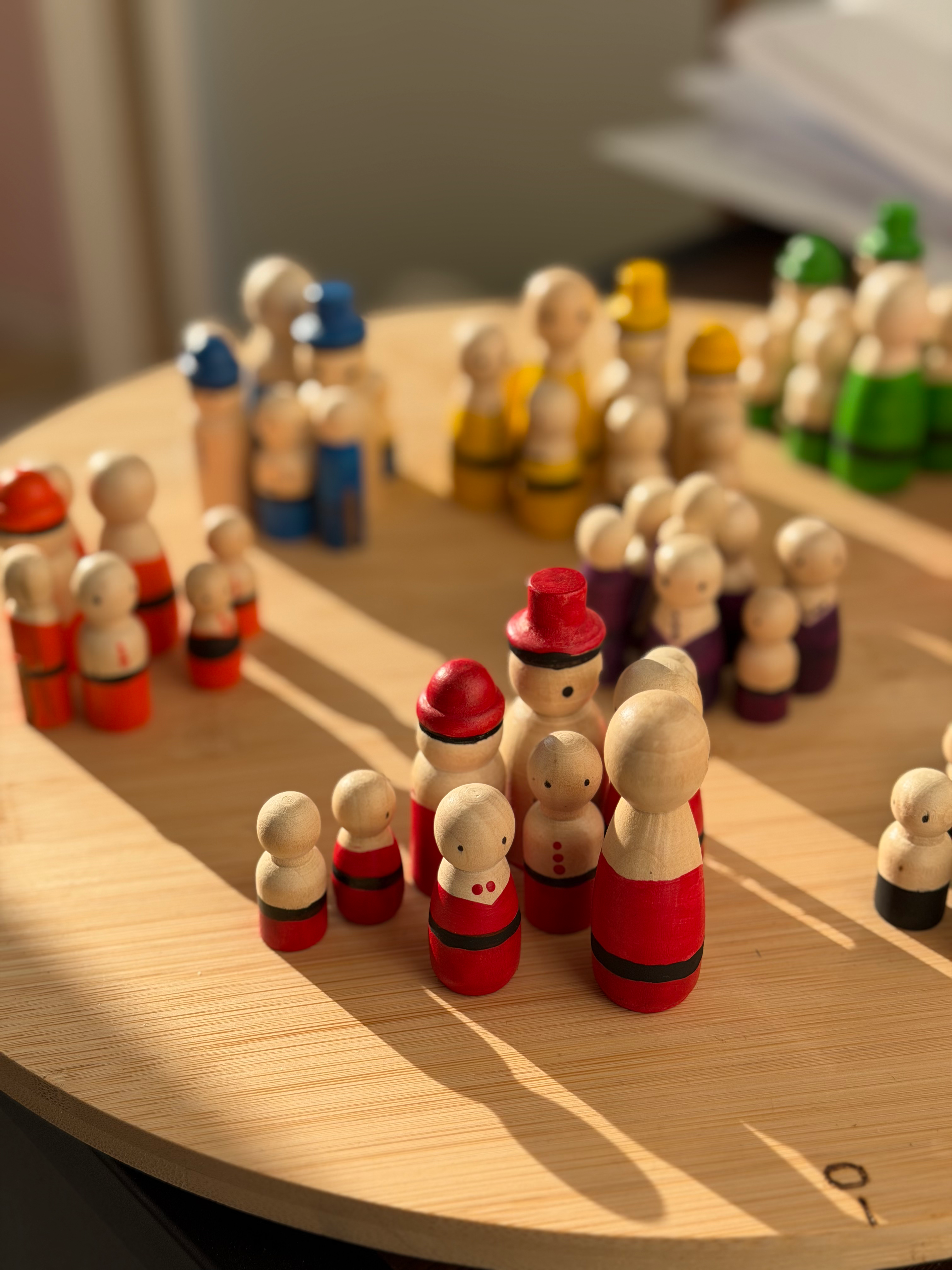 Plateau de constellation avec personnages en bois