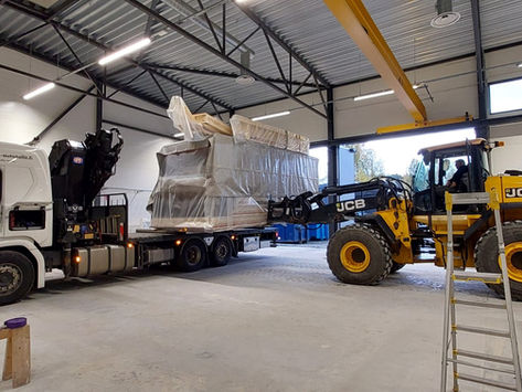 Autotallin elementtien nosto rekan kyytiin.