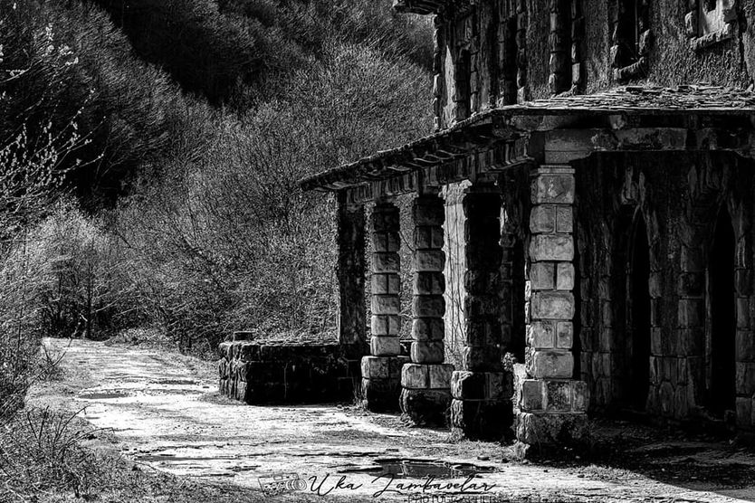 "Los lugares abandonados personifican, de un modo crudo y bello al mismo tiempo, el poder e imp