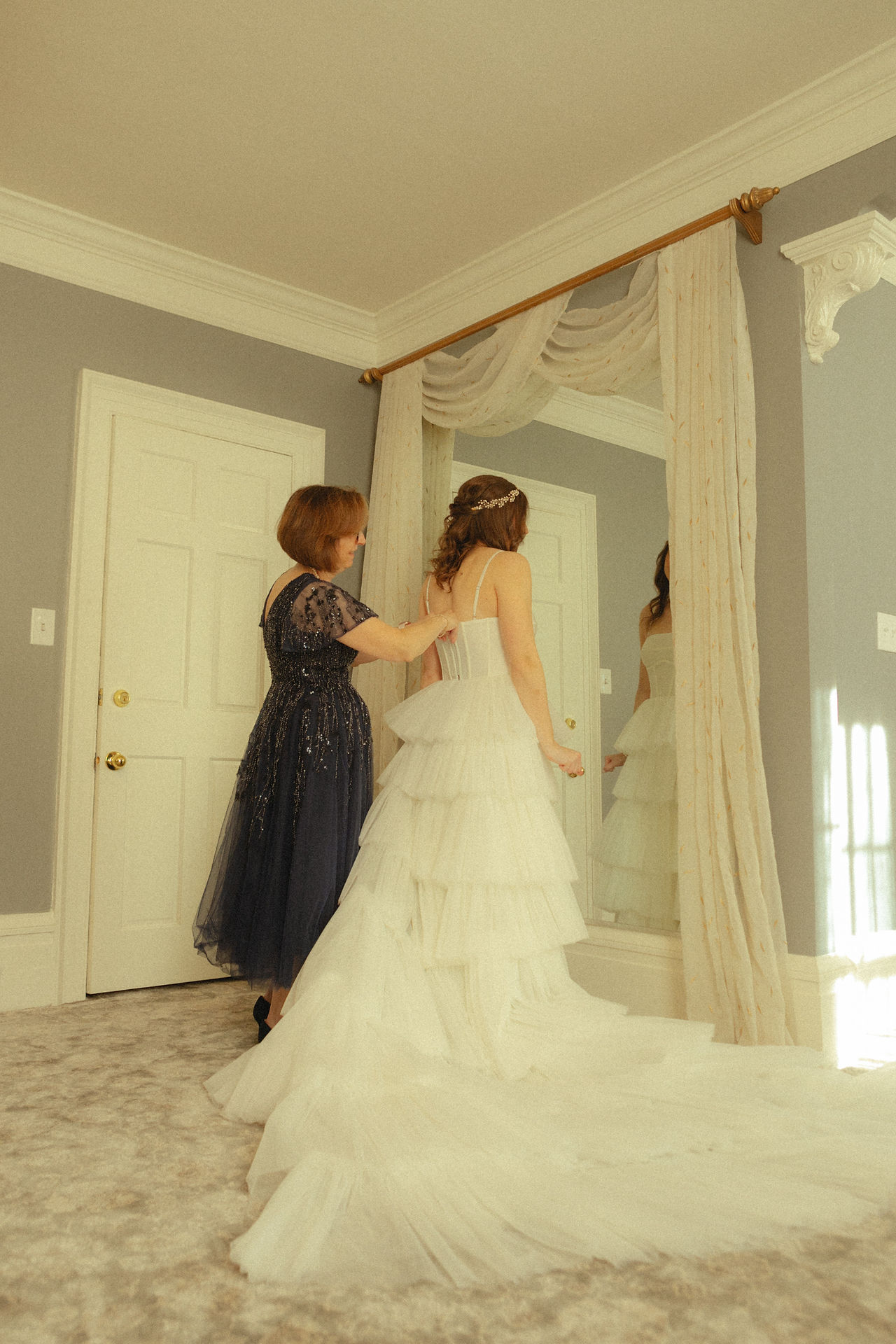 bride getting ready with mom primrose roswell
