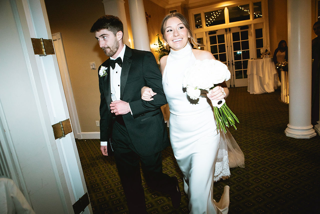 Couple walking into the reception at Idle Hour Country Club