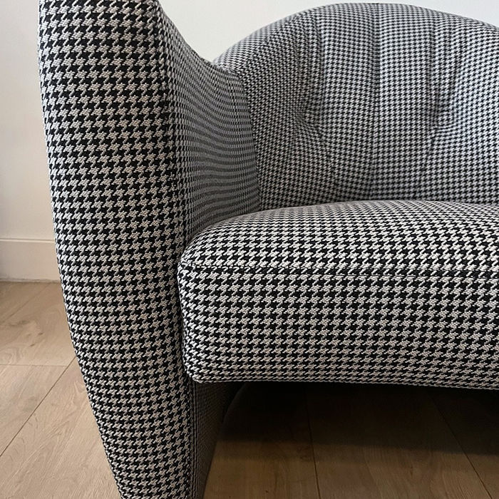 Deze stoel van Kembo ontworpen door Gispen is in zijn geheel gerestaureerd en opnieuw gestoffeerd.Leolux Carabas fauteuil pied-de-poule, refurbished, herstofferen