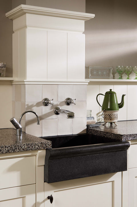 een witte landelijke keuken wasbak