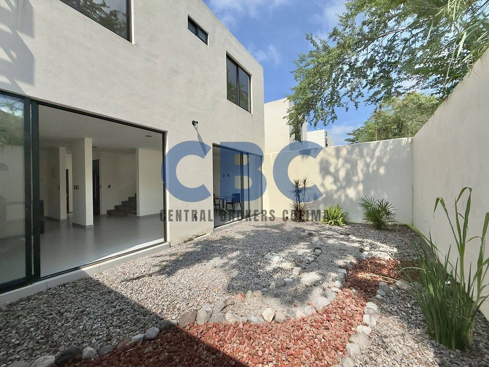 Miniatura: Residencia con amplio patio en coto 
