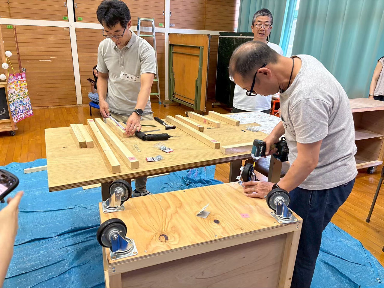鳥取県大山町で「DIY屋台づくりワークショップ」木工制作の様子
