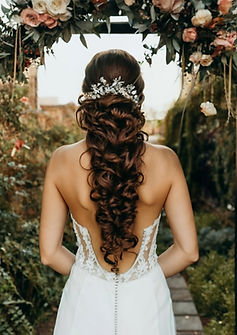 Elegante Brautfrisur mit locker gestecktem Haar