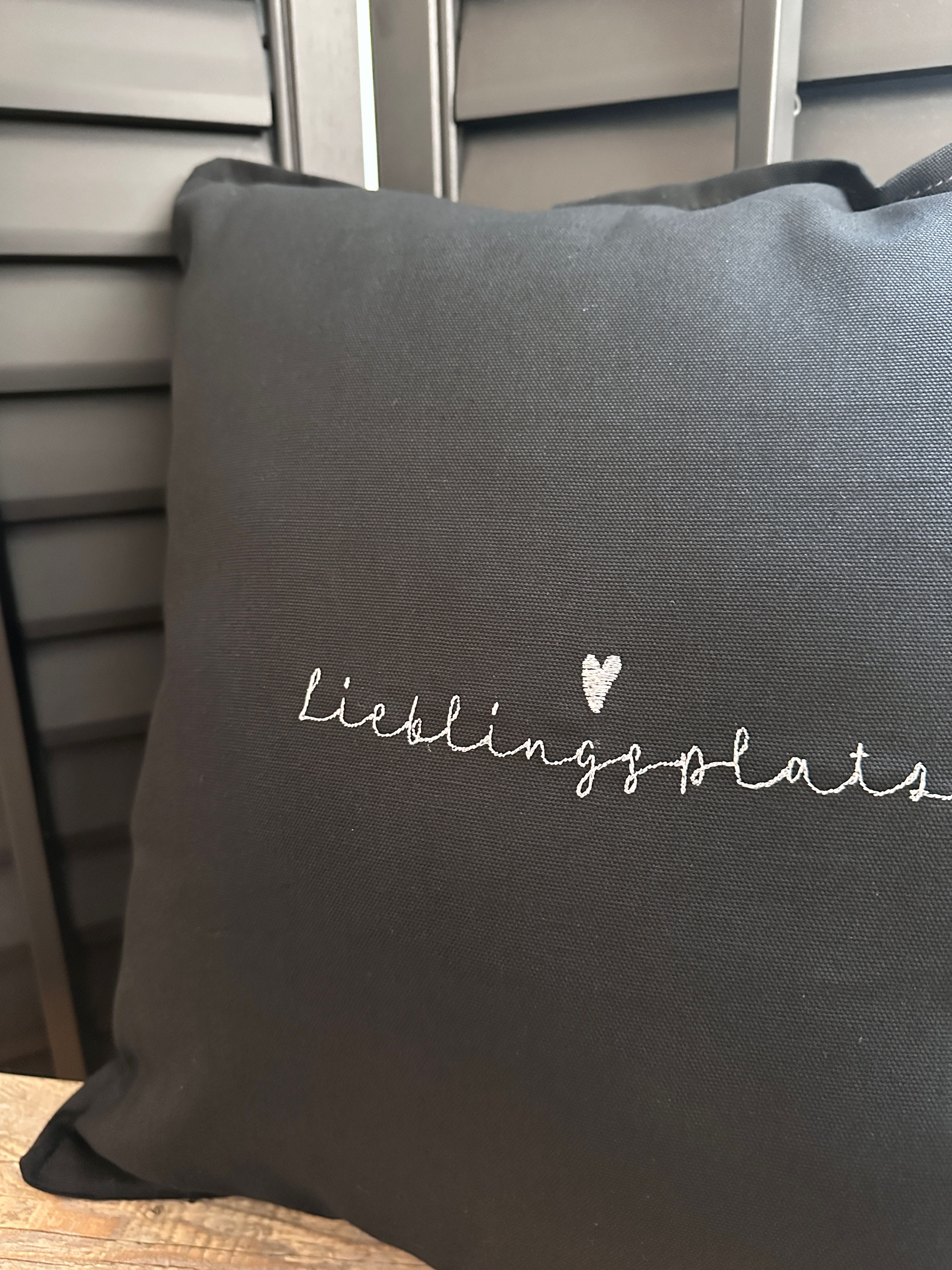 Kissenhülle Herz Lieblingsplatz bestickt grau dunkelgrau schwarz