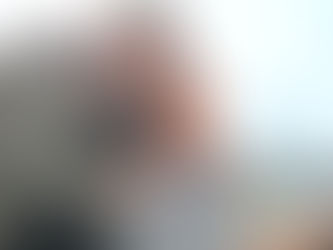 Annelies staat achter Walter en legt haar handen op zijn schouders