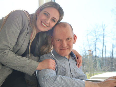 Annelies staat achter Walter en legt haar handen op zijn schouders