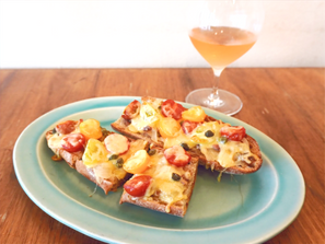 飴色玉ねぎバゲットピッツァと日本のロゼワイン