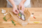 Manos tocando alimentos. Estudia curso de higiene alimentaria