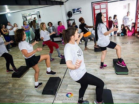 Zumba step emagrece ainda mais e torneia bumbum e coxas