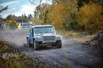 all wheel drive car in forest