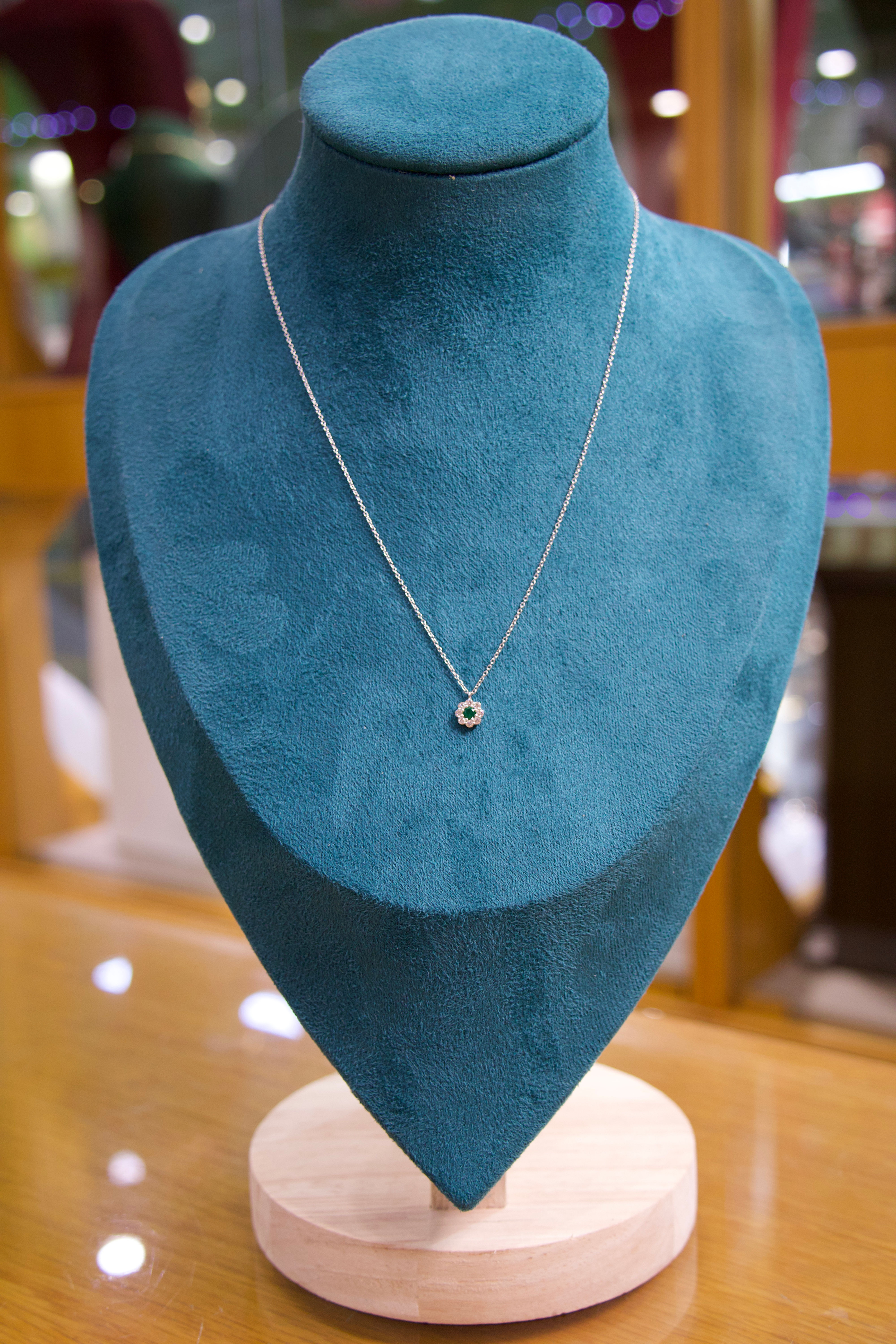 Fio Ouro Branco com Esmeralda