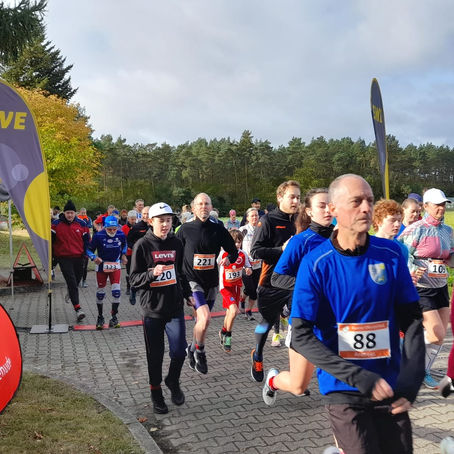 198 Läuferinnen und Läufer trotzten dem Sturm beim 19. Auetal-Oktoberlauf