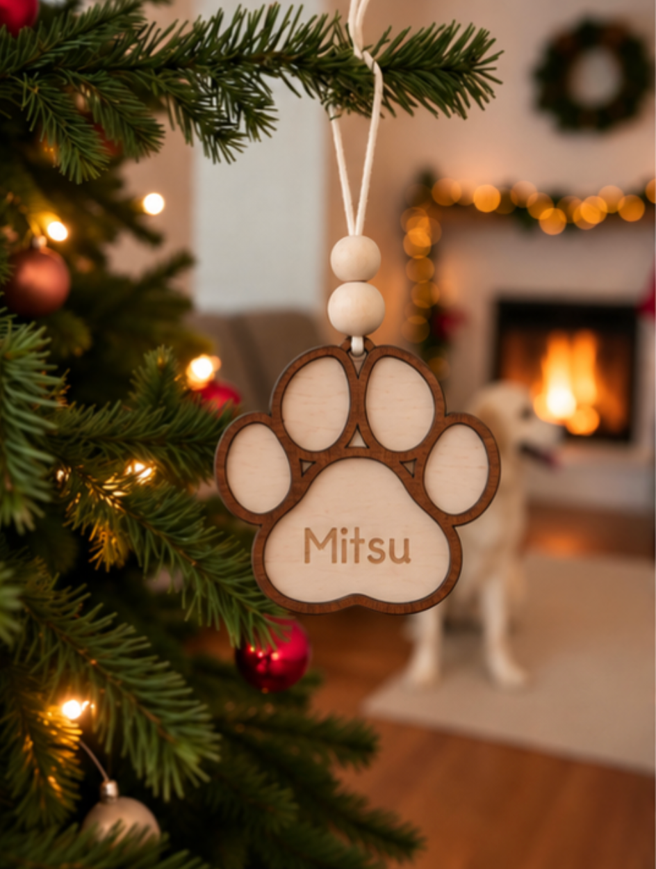boule de noel patte chien chat sur sapin de noel brun