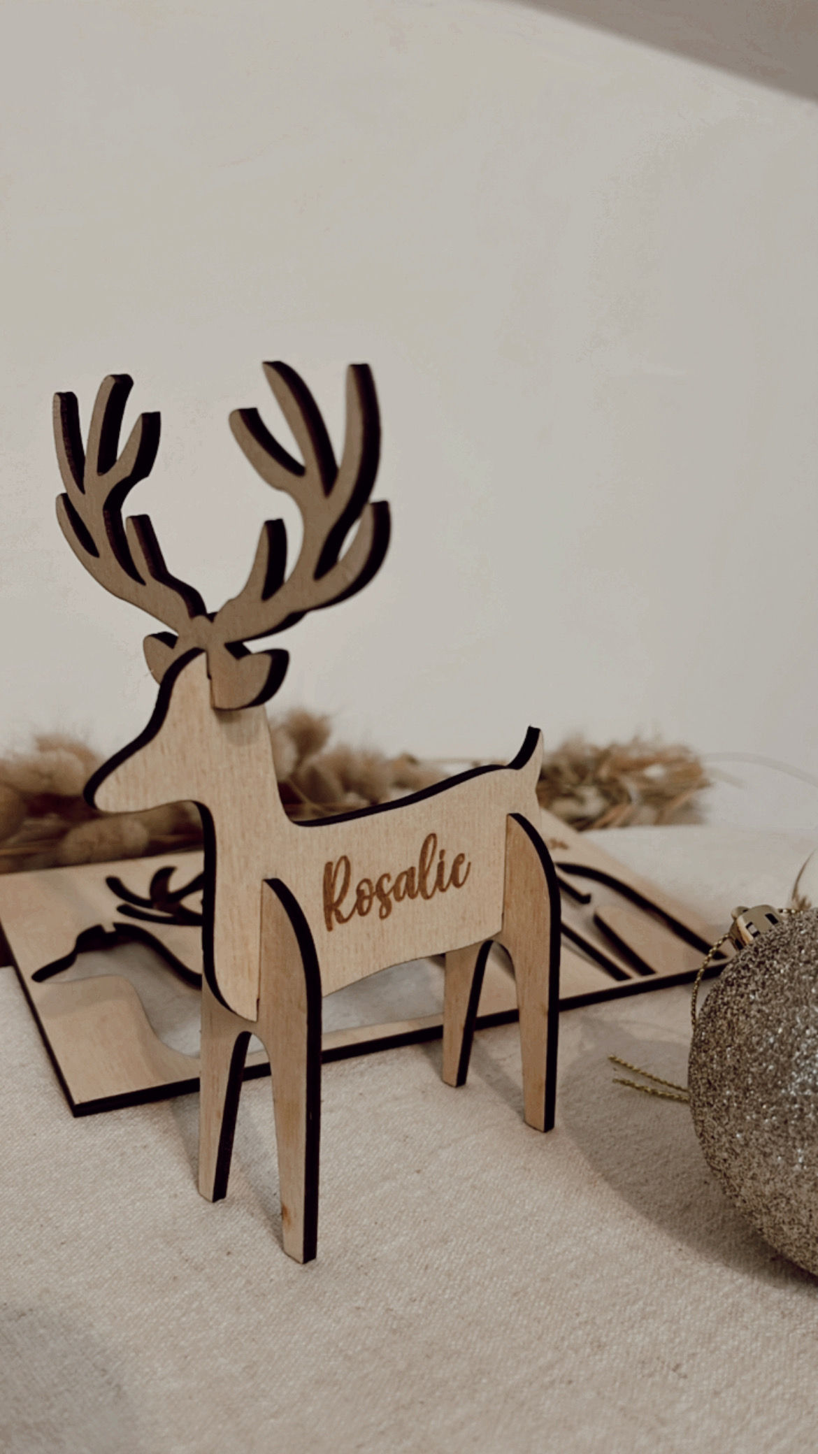Marque‑place renne assemblé personnalisé avec prénom sur table de Noël