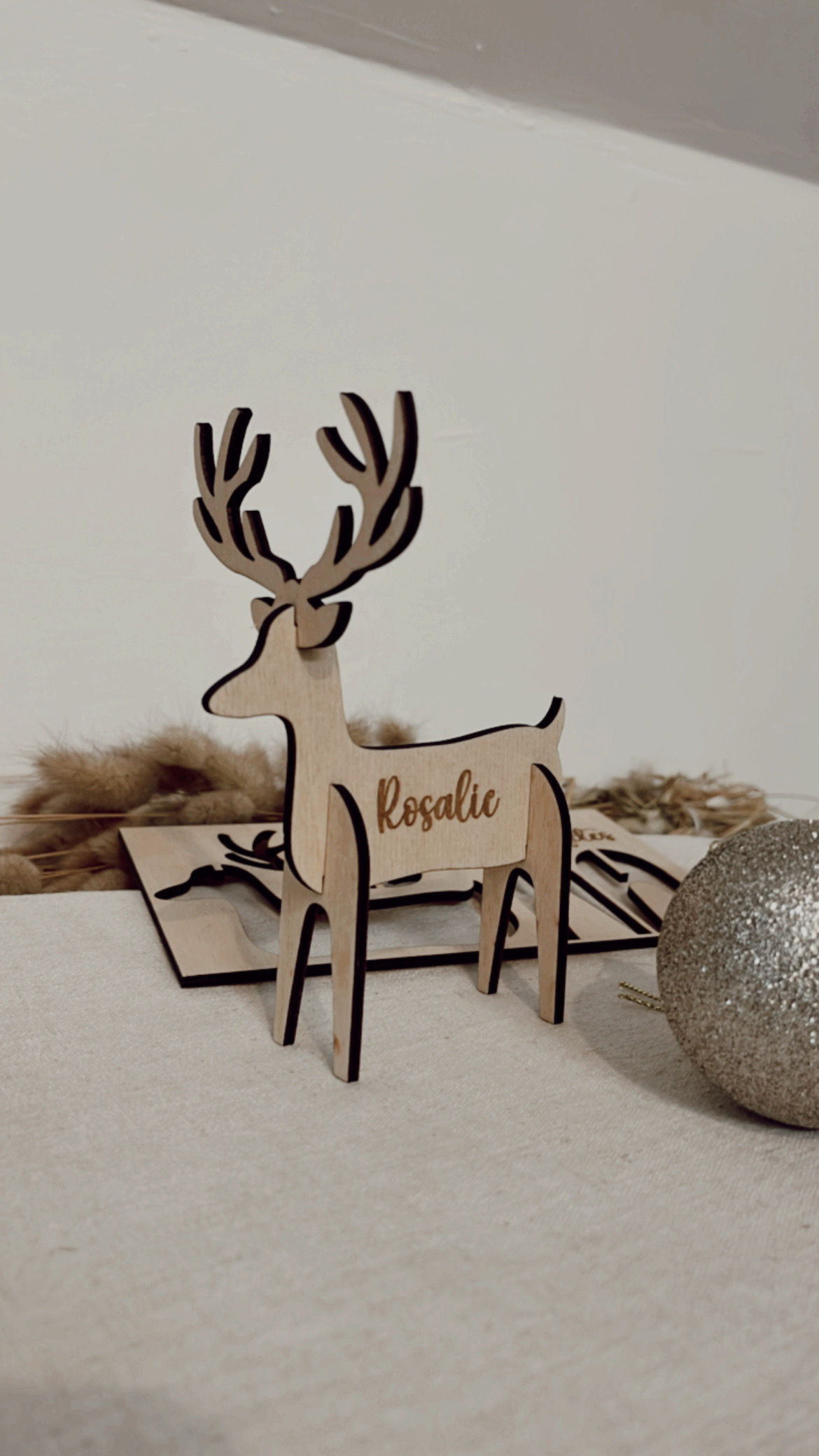 Marque‑place renne assemblé personnalisé avec prénom sur table de Noël