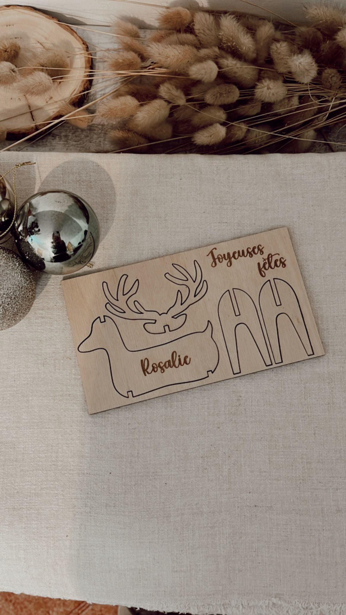 Marque‑place renne assemblé personnalisé avec prénom sur table de Noël