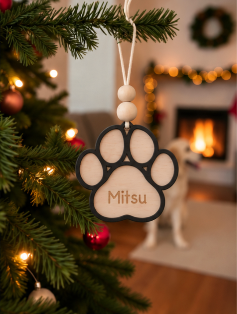 boule de noel patte chien chat sur sapin de noel noir