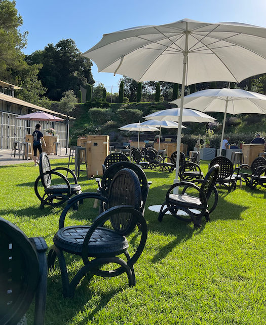 Fauteuils pneu et box palette ounge sous nos parasols Gulliver. 