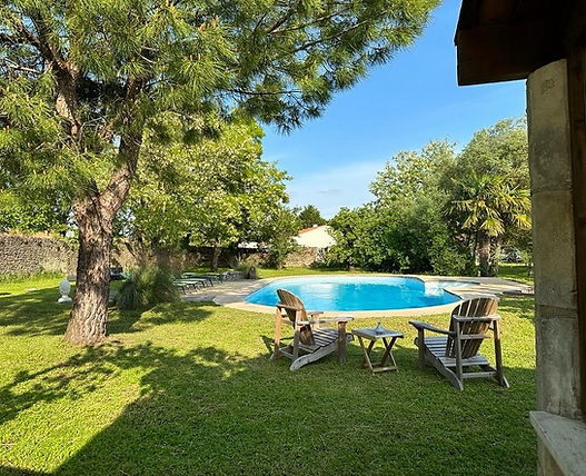 Vue sur le jardin et la piscine depuis la chambre Le Chai