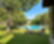 Vue sur le jardin et la piscine depuis la chambre Le Chai