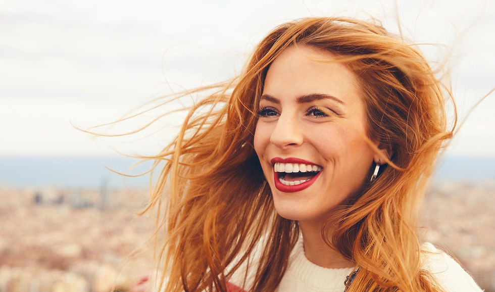femme rousse avec un sourire et des dents saines et blanches