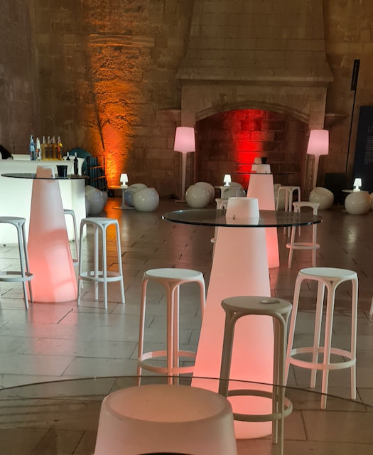 Bars, mange debout et lampes géantes Inout.