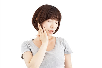 歯が痛い女性