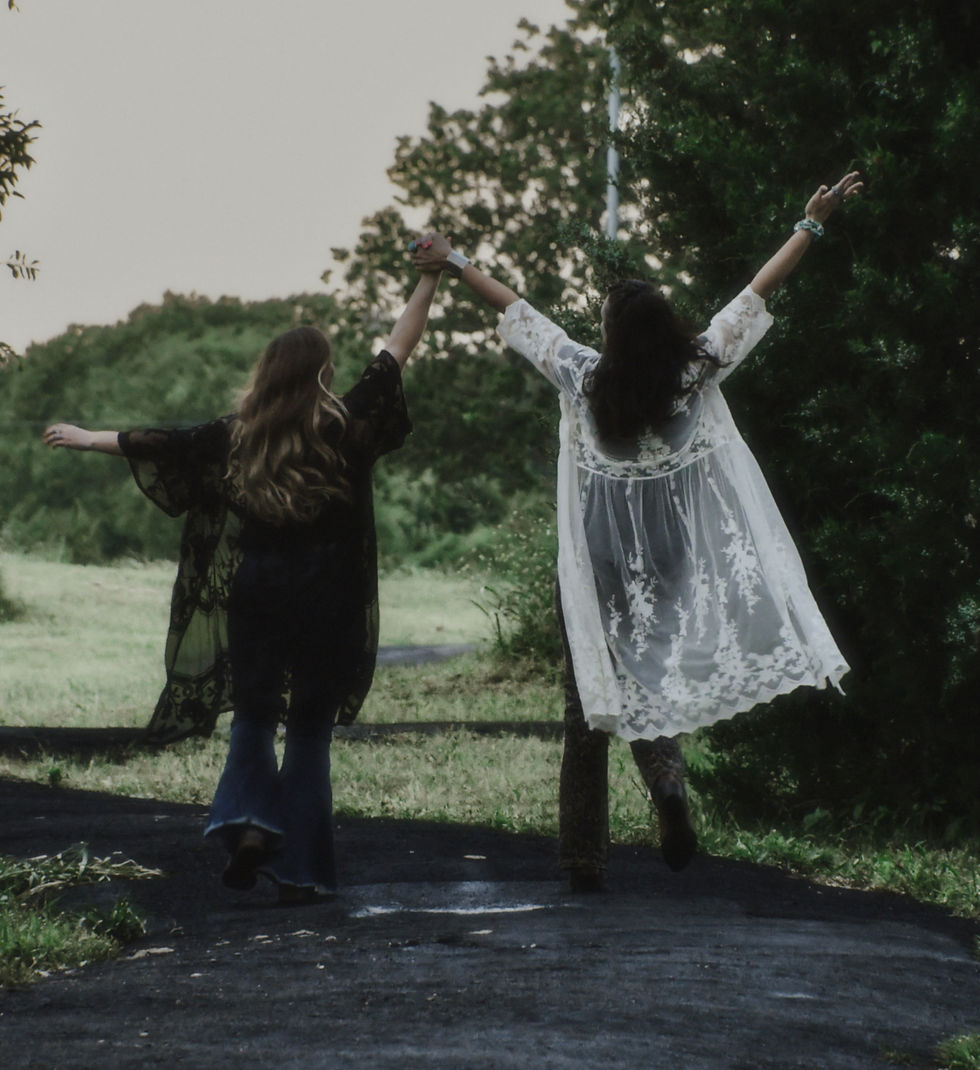 Elke & Kelsi with their hands up celebrating