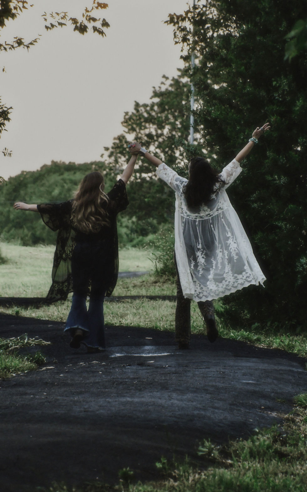 Elke & Kelsi with their hands up celebrating