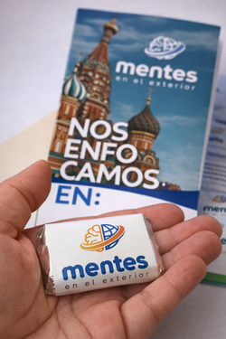Chocolate con logo y folleto informativo