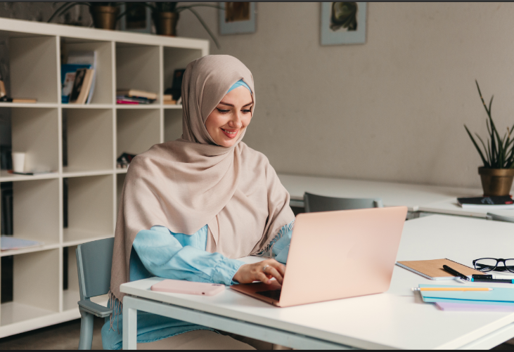 Woman learning Levantine Arabic online