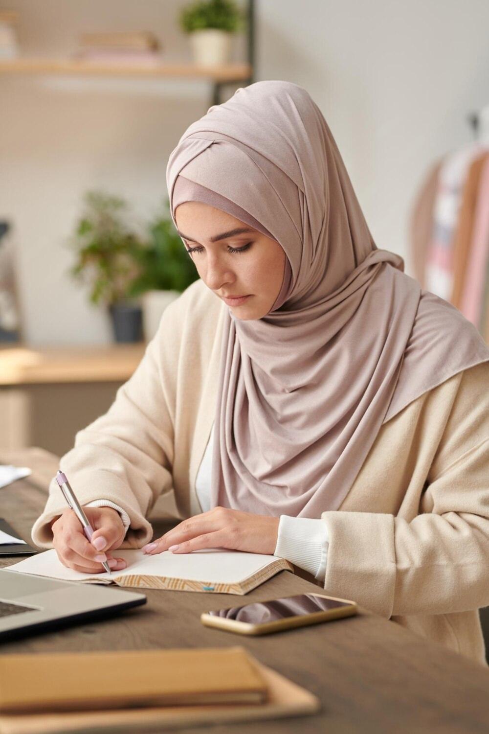 Woman learning Levantine Arabic online